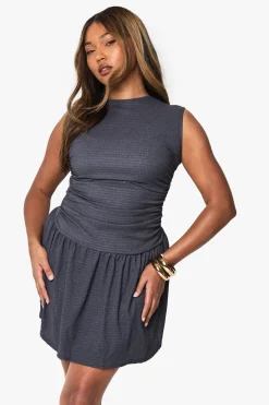 boohoo Robe mini grande taille texturée sans manches à fronces<Femme Robes Patineuses|Robes
