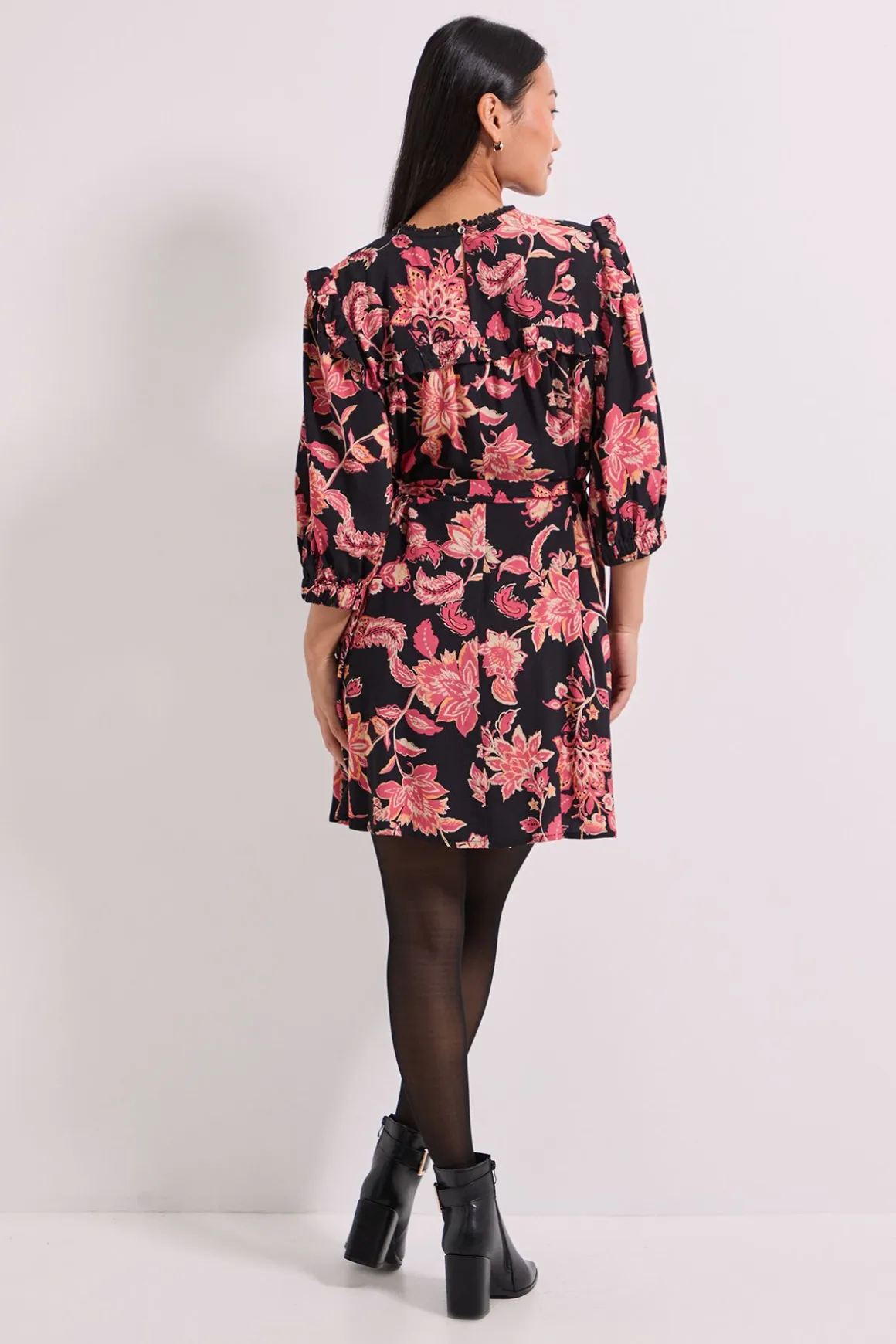 Robe Mini Imprimée à Ceinture avec Détail Empiècement à Volants et Taille Nouée Petite Taille