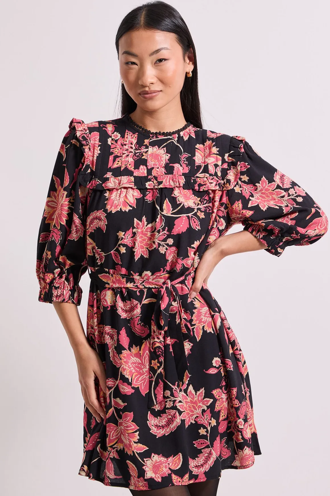 Robe Mini Imprimée à Ceinture avec Détail Empiècement à Volants et Taille Nouée Petite Taille