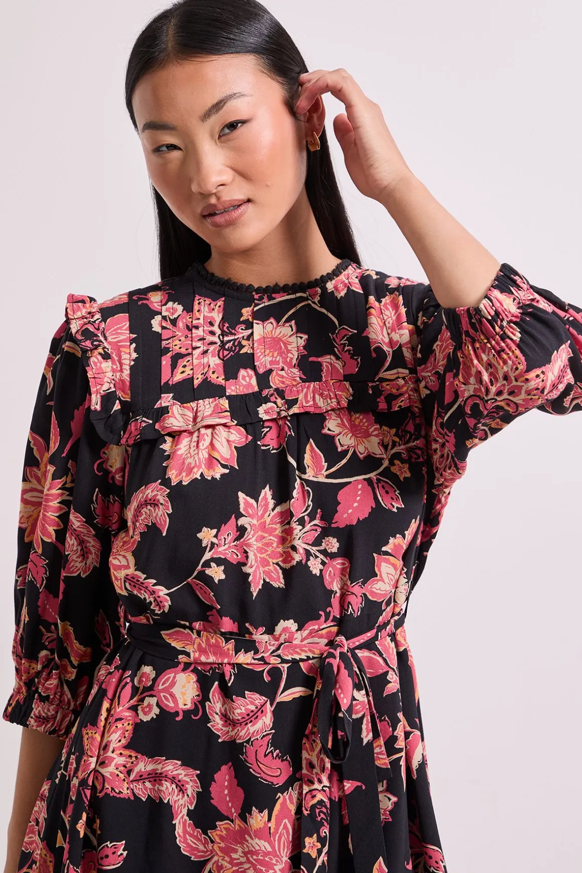 Robe Mini Imprimée à Ceinture avec Détail Empiècement à Volants et Taille Nouée Petite Taille
