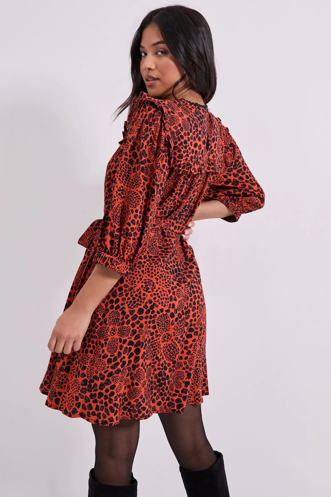 Robe Mini Imprimée Petite Taille avec Ceinture Nouée et Détail Volant à l'Empiècement