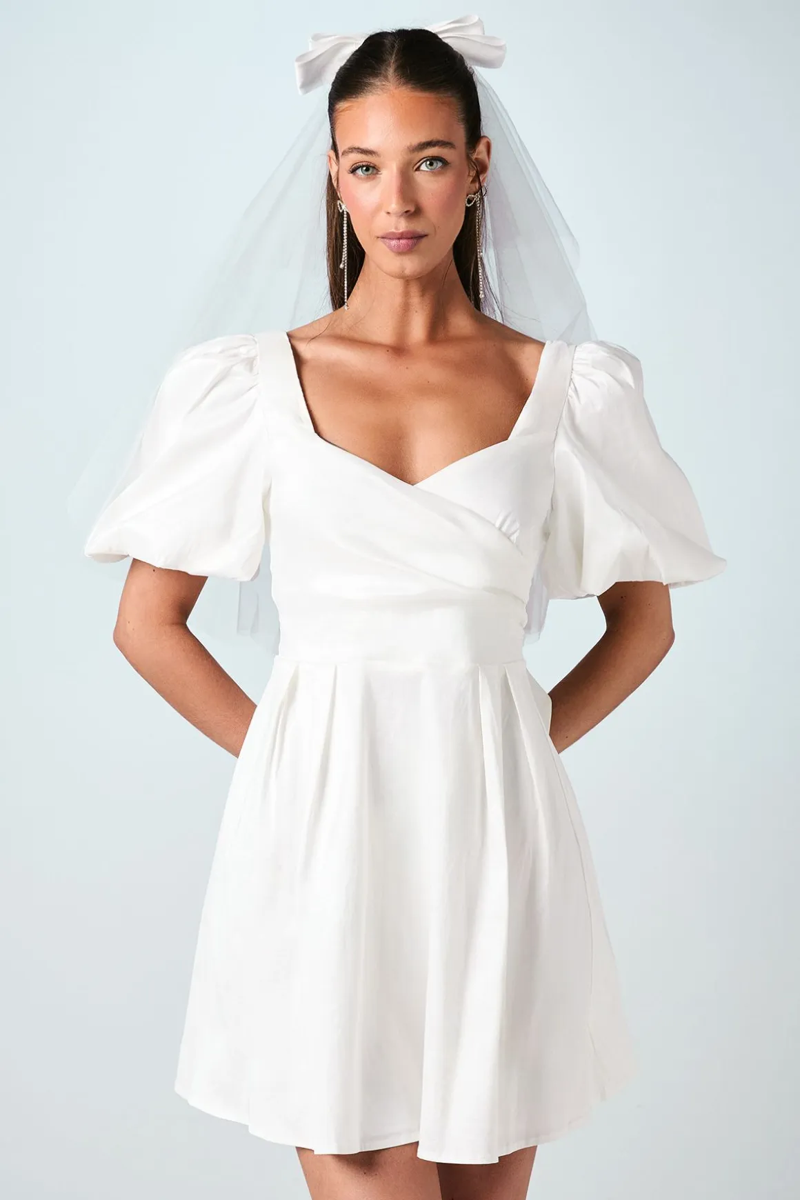 Robe Mini à Manches Bouffantes et Jupe Évasée avec Dos Noué