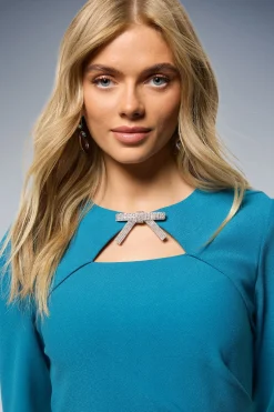 Robe Mini à Manches Longues avec Nœud Frontal et Découpe
