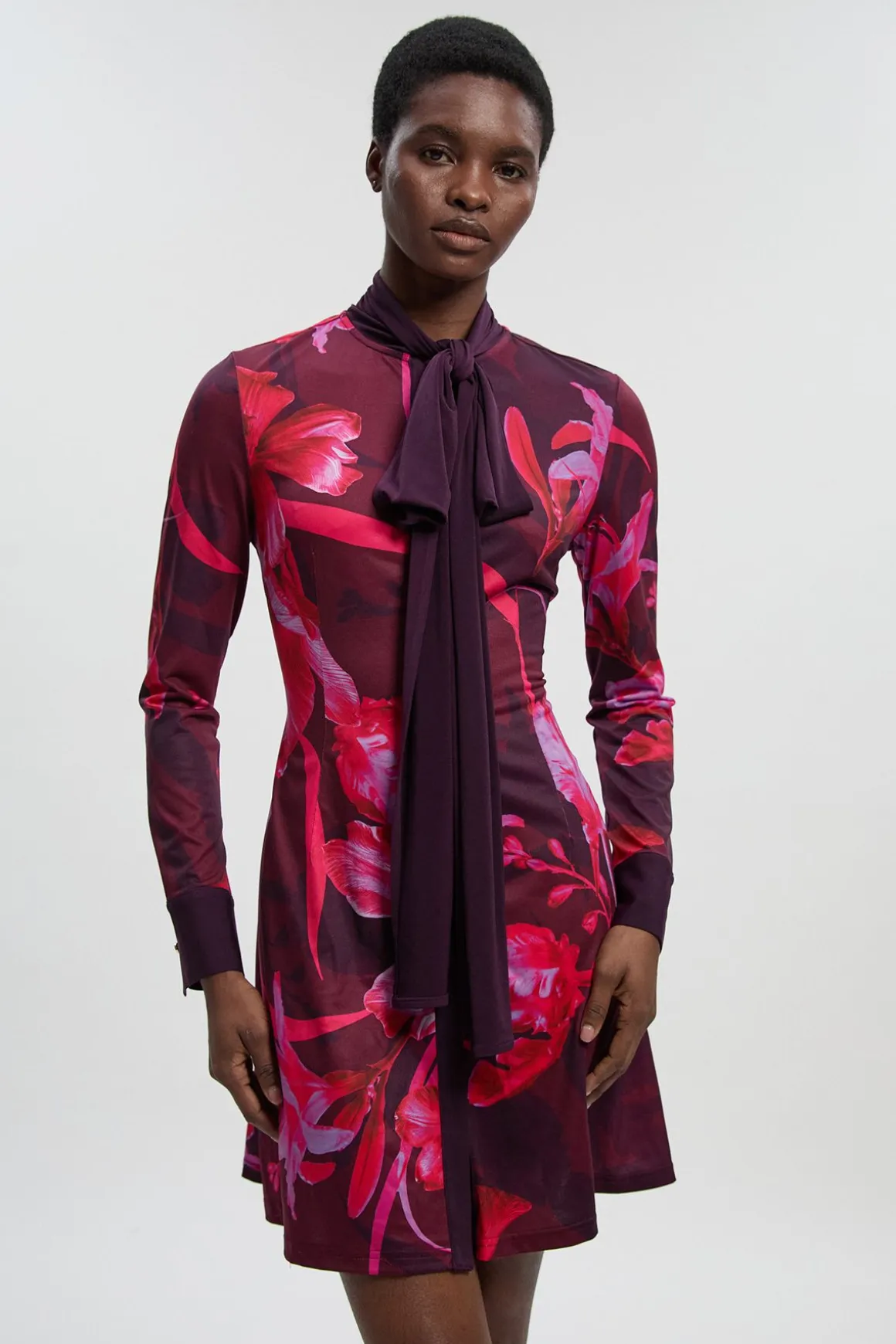 Robe Mini à Manches Longues avec Encolure Nouée et Imprimé Floral en Crêpe