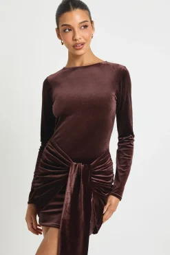 boohoo Robe mini à manches longues avec taille nouée en velours<Femme Looks Chocolat|Robes Moulantes