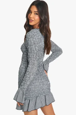 boohoo Robe mini à manches longues à carreaux et fronces<Femme Robes Moulantes|Looks Preppy
