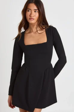 Robe mini à manches longues, encolure carrée et jupe ample
