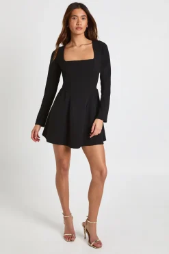 Robe mini à manches longues, encolure carrée et jupe ample