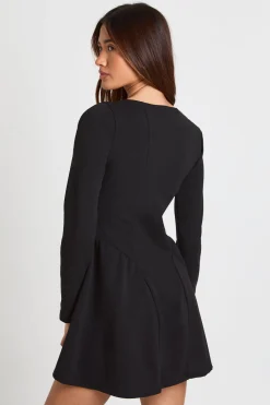 Robe mini à manches longues, encolure carrée et jupe ample