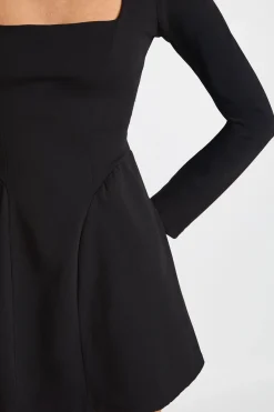 Robe mini à manches longues, encolure carrée et jupe ample