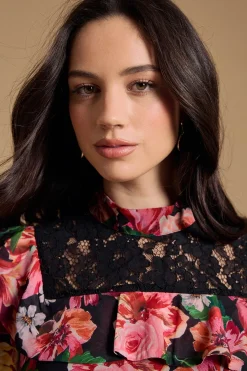 Robe Mini à Manches Longues en Mousseline Imprimée avec Détails en Dentelle et Volants Étagés