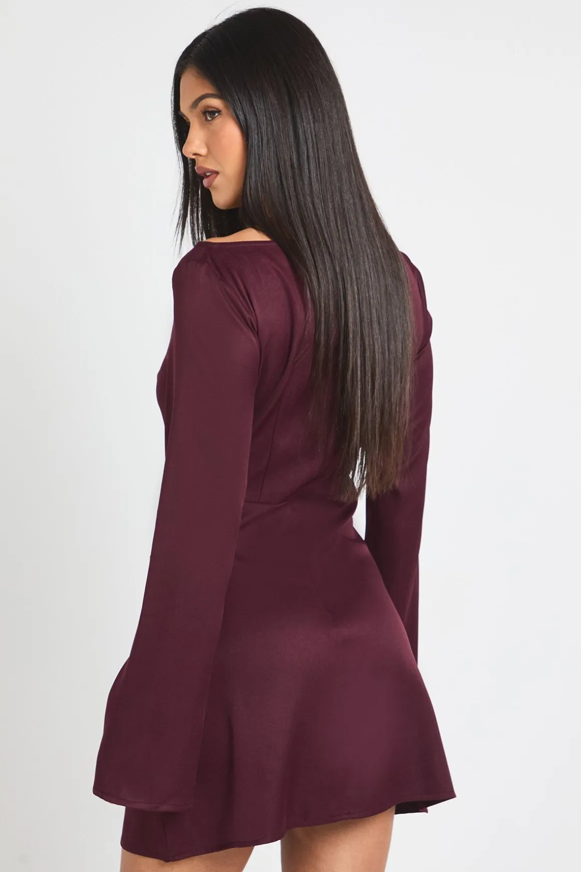 Robe Mini à Manches Longues en Satin avec Taille Portefeuille