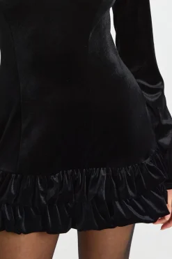 boohoo Robe mini à manches longues en velours avec ourlet à volants<Femme Robes À Manches Longues|Robes