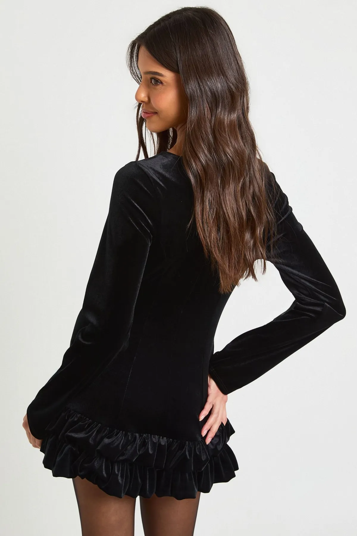 boohoo Robe mini à manches longues en velours avec ourlet à volants<Femme Robes À Manches Longues|Robes