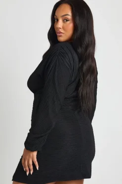 Robe mini à manches longues Plus à texture froissée et froncée