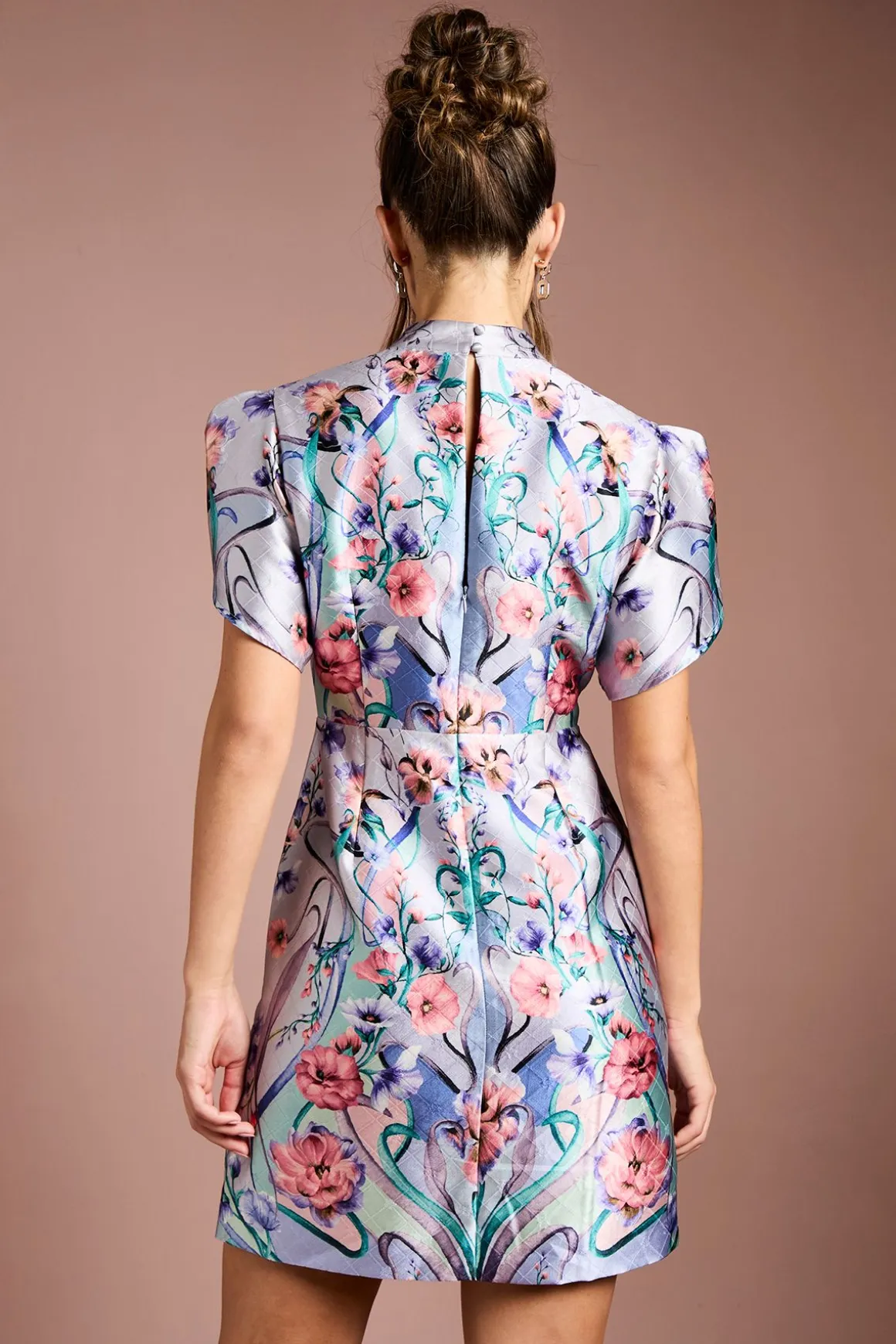 Robe Mini à Manches Tulipe et Motif Floral Placé