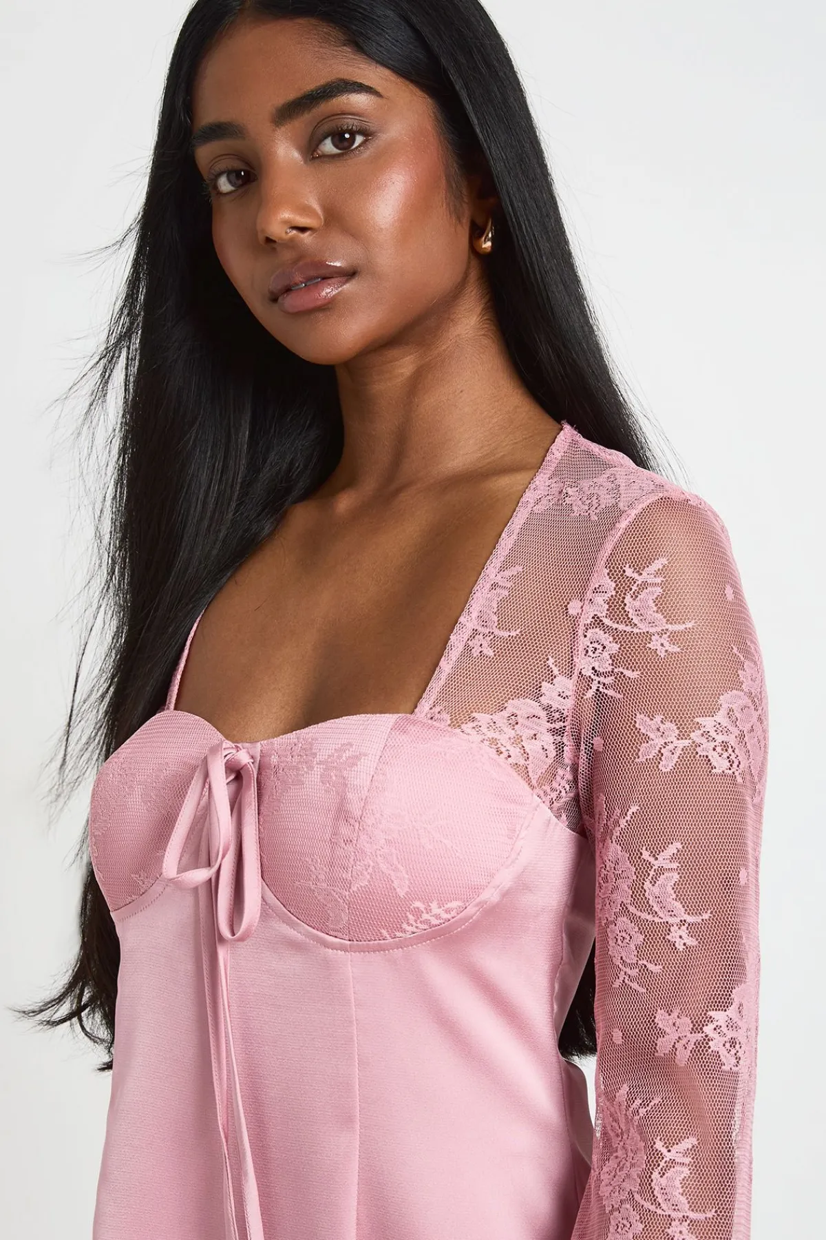 boohoo Robe Mini À Manches Évasées En Dentelle<Femme Satin Et Dentelle|Robes Patineuses