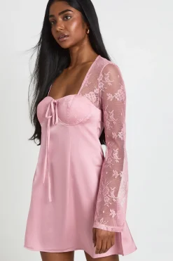 boohoo Robe Mini À Manches Évasées En Dentelle<Femme Satin Et Dentelle|Robes Patineuses