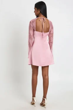 boohoo Robe Mini À Manches Évasées En Dentelle<Femme Satin Et Dentelle|Robes Patineuses