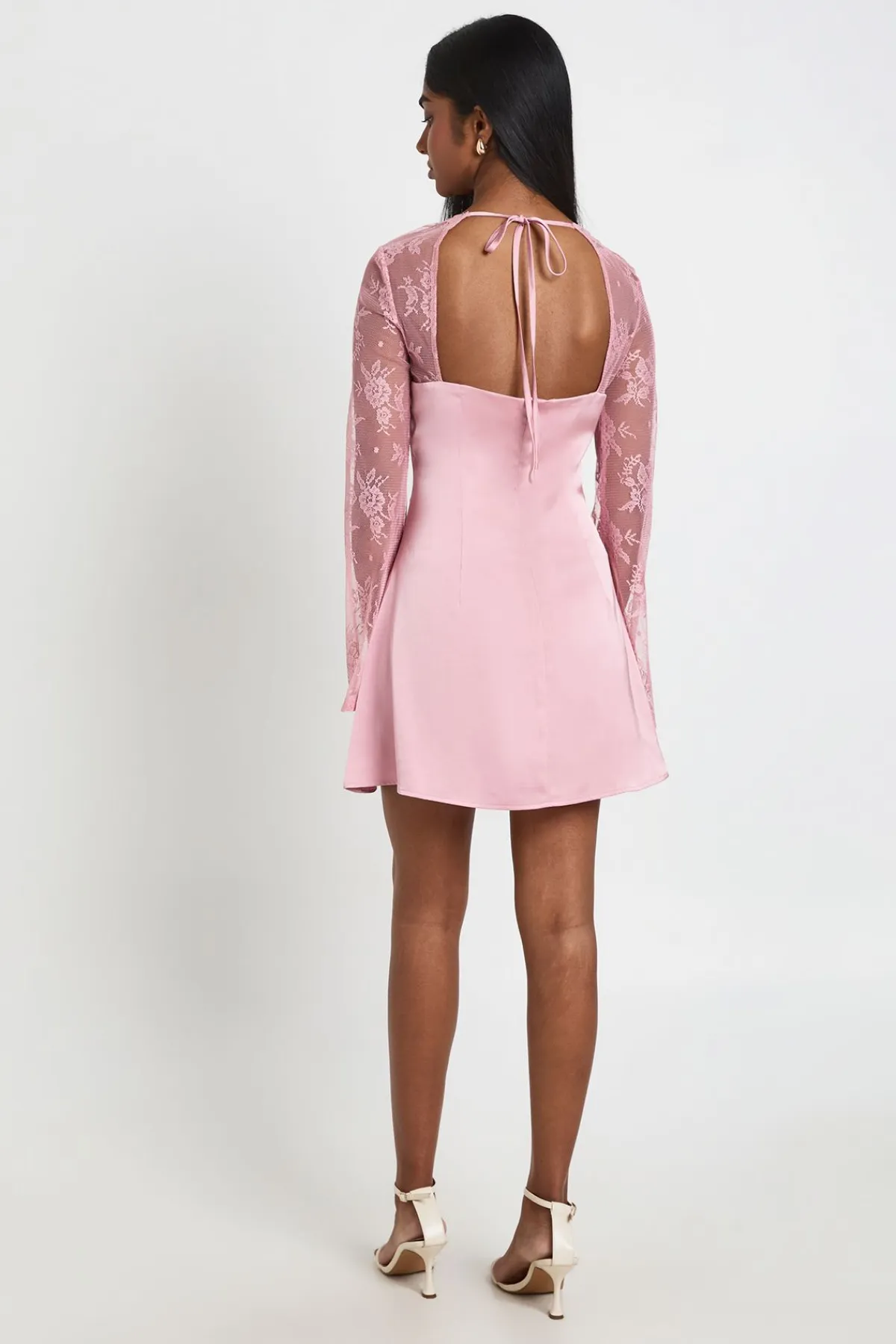 boohoo Robe Mini À Manches Évasées En Dentelle<Femme Satin Et Dentelle|Robes Patineuses
