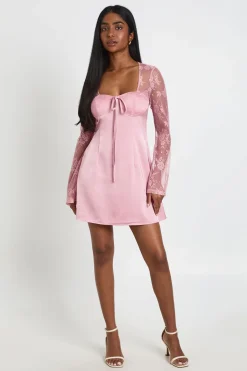 boohoo Robe Mini À Manches Évasées En Dentelle<Femme Satin Et Dentelle|Robes Patineuses