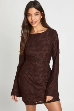 boohoo Robe Mini à Manches Évasées et Dos Ouvert Motif Floral Dévoré<Femme Looks Chocolat|Robes Moulantes