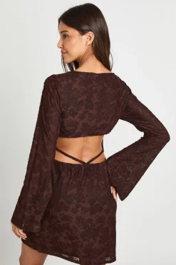boohoo Robe Mini à Manches Évasées et Dos Ouvert Motif Floral Dévoré<Femme Looks Chocolat|Robes Moulantes