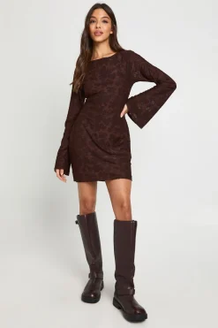 boohoo Robe Mini à Manches Évasées et Dos Ouvert Motif Floral Dévoré<Femme Looks Chocolat|Robes Moulantes