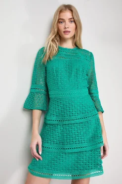 Robe Mini à Manches Évasées Étagées avec Détails de Dentelle