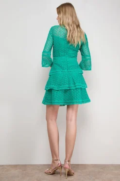 Robe Mini à Manches Évasées Étagées avec Détails de Dentelle