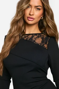 boohoo Robe mini mêlant jersey côtelé et inserts en dentelle à manches évasées<Femme Robes Moulantes|Satin Et Dentelle
