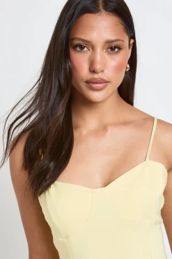 boohoo Robe Mini Moulante À Bretelles En Crêpe Stretch Avec Bonnets Intégrés Et Ourlet À Volant<Femme Robes Moulantes|Robes