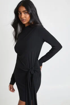 Robe Mini Moulante à Col Intégré et Détail Croisé Devant