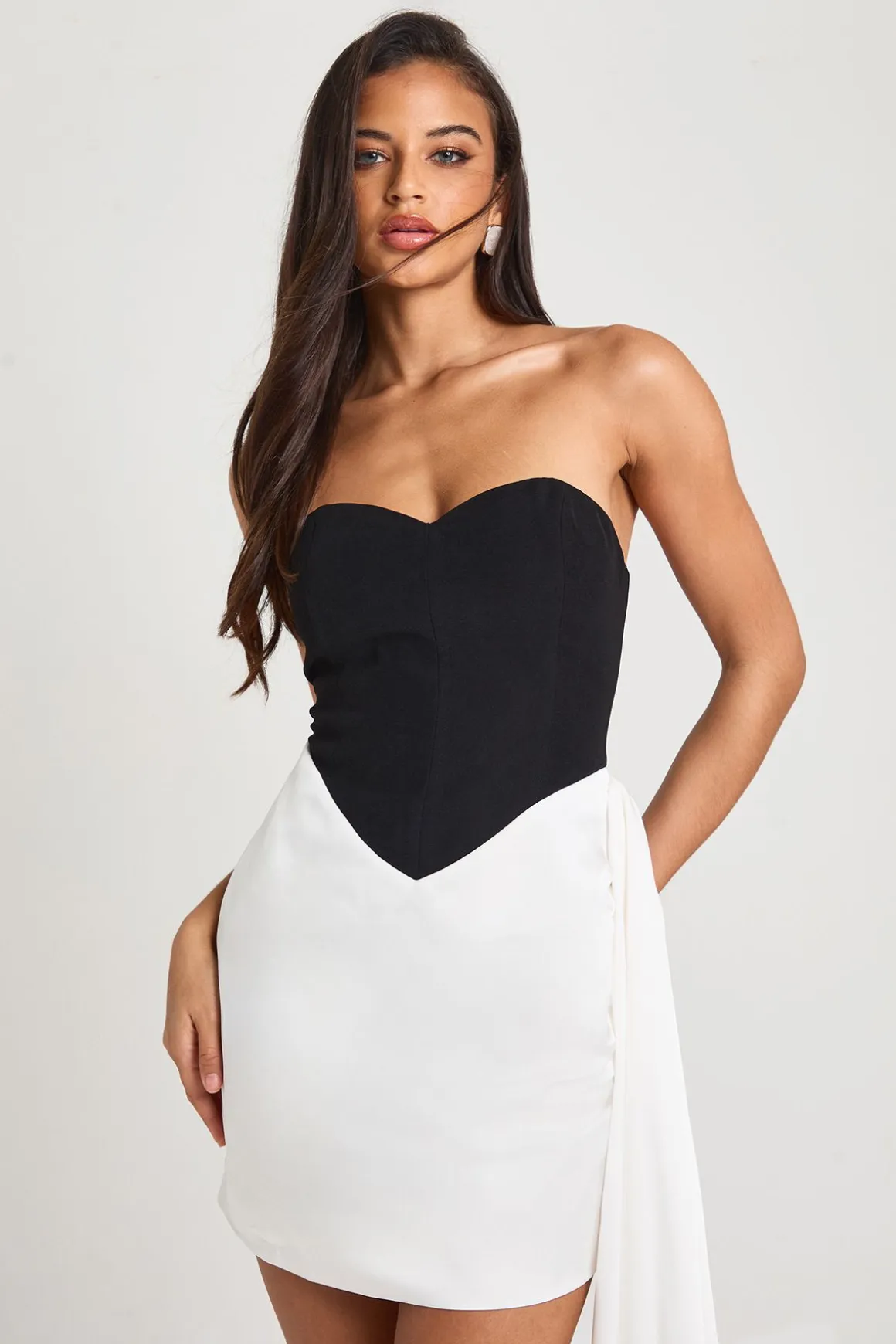 Robe mini moulante à drapé contrasté