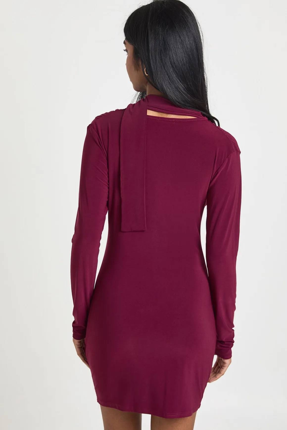 Robe Mini Moulante À Manches Longues Avec Décolleté Plongeant Et Détail Foulard