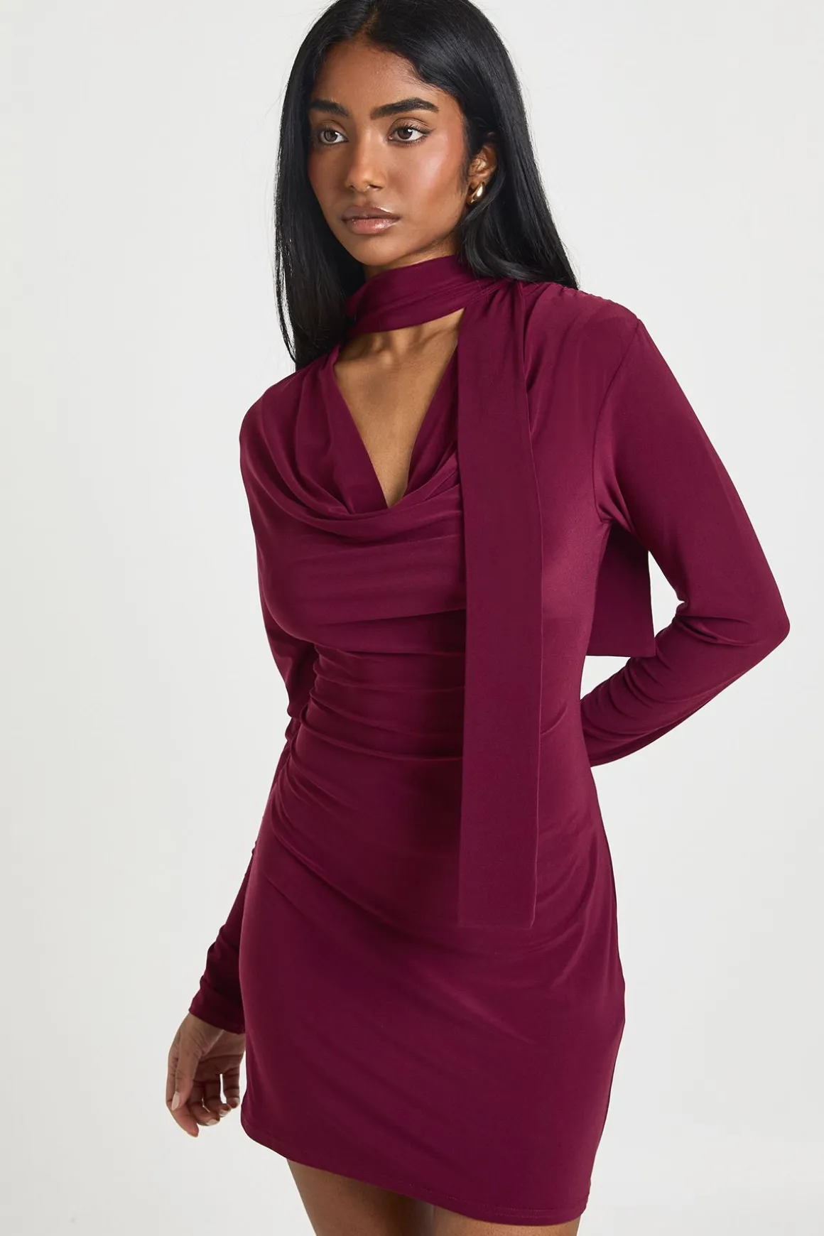 Robe Mini Moulante À Manches Longues Avec Décolleté Plongeant Et Détail Foulard