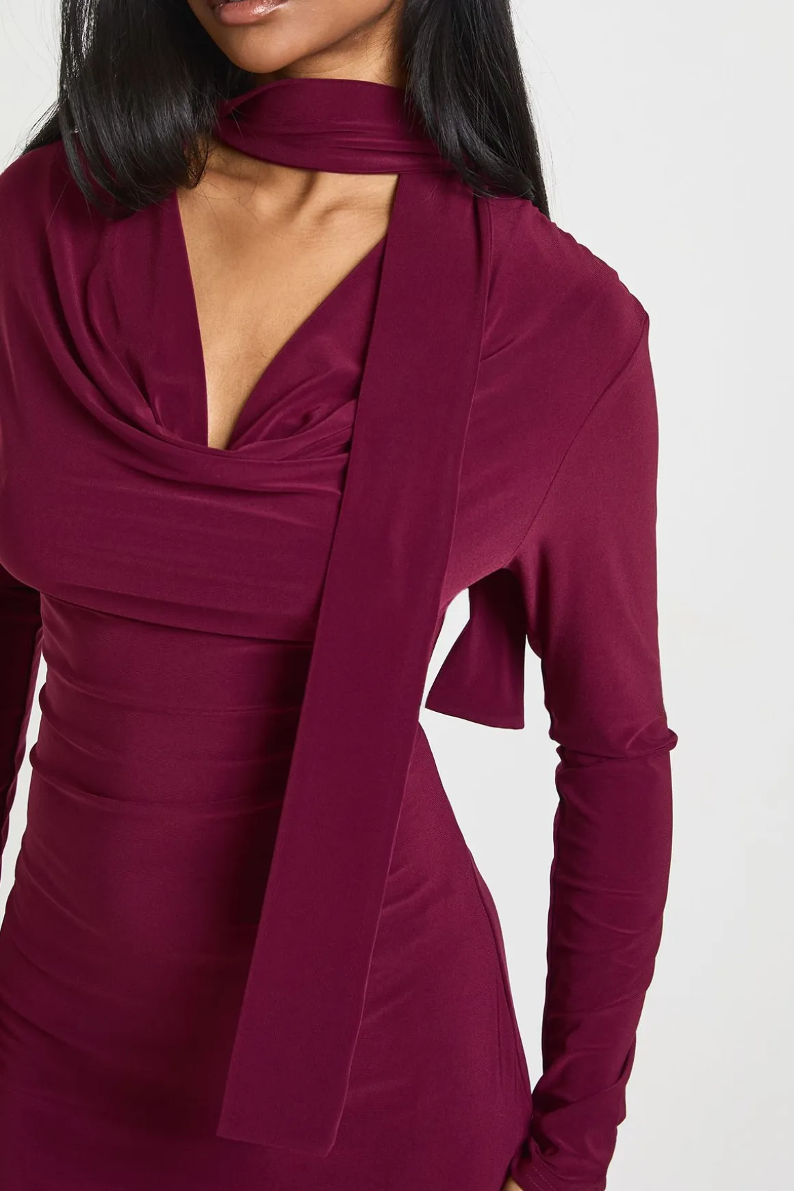 Robe Mini Moulante À Manches Longues Avec Décolleté Plongeant Et Détail Foulard