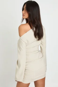 Robe Mini Moulante À Épaules Dénudées Et Manches Évasées Avec Détails Froncés