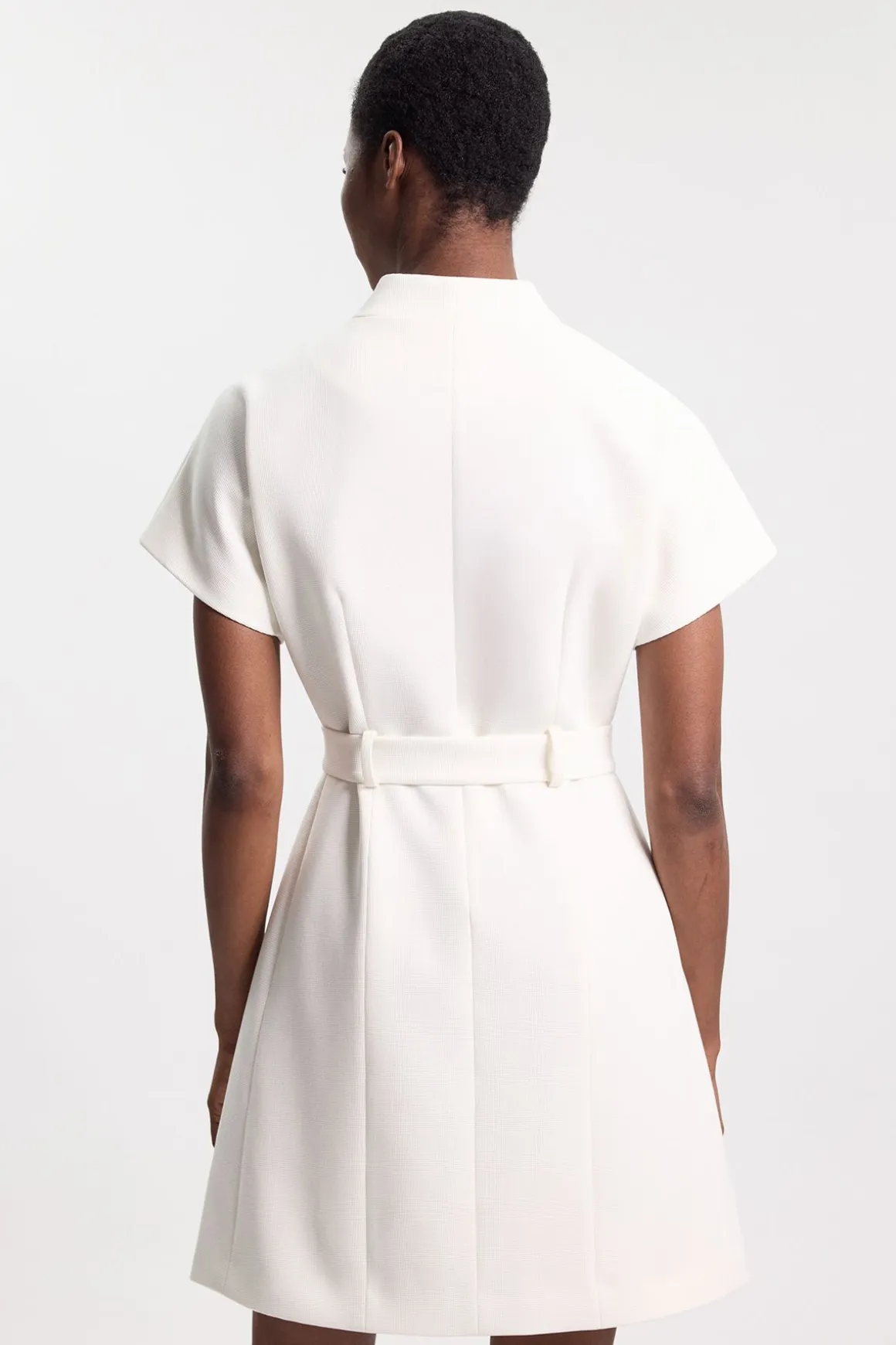 Robe Mini Moulante Texturée À Col Montant Avec Ceinture