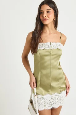 boohoo Robe Mini Nuisette en Satin avec Finitions en Dentelle<Femme Satin Et Dentelle|Robes