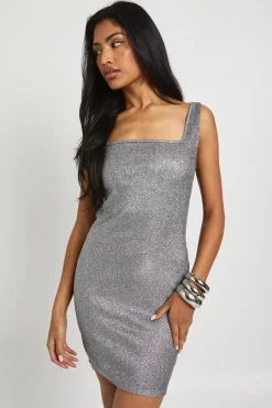 Robe mini pailletée à col carré
