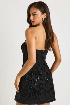 boohoo Robe Mini Patineuse Bandeau En Velours À Motif Dentelle Damassée Structurée<Femme Satin Et Dentelle|Robes Patineuses