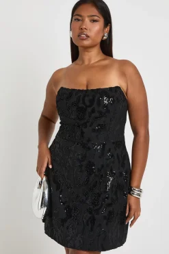 boohoo Robe Mini Patineuse Bandeau Structurée En Velours Avec Dentelle Damassée Grande Taille<Femme Satin Et Dentelle|Robes Patineuses