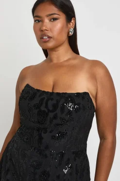 boohoo Robe Mini Patineuse Bandeau Structurée En Velours Avec Dentelle Damassée Grande Taille<Femme Satin Et Dentelle|Robes Patineuses