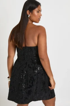boohoo Robe Mini Patineuse Bandeau Structurée En Velours Avec Dentelle Damassée Grande Taille<Femme Satin Et Dentelle|Robes Patineuses