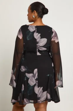 Robe mini patineuse en chiffon à manches longues Plus Floral