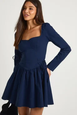 Robe mini patineuse à manches longues avec ceinture nouée