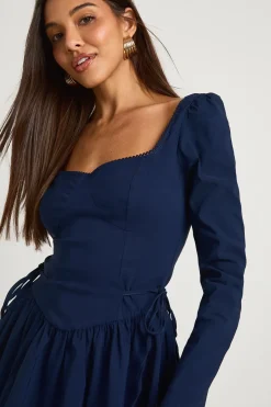 Robe mini patineuse à manches longues avec ceinture nouée