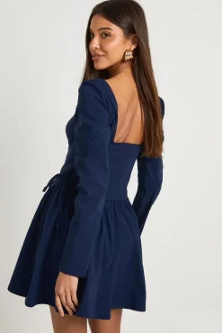 Robe mini patineuse à manches longues avec ceinture nouée