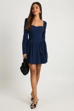 Robe mini patineuse à manches longues avec ceinture nouée